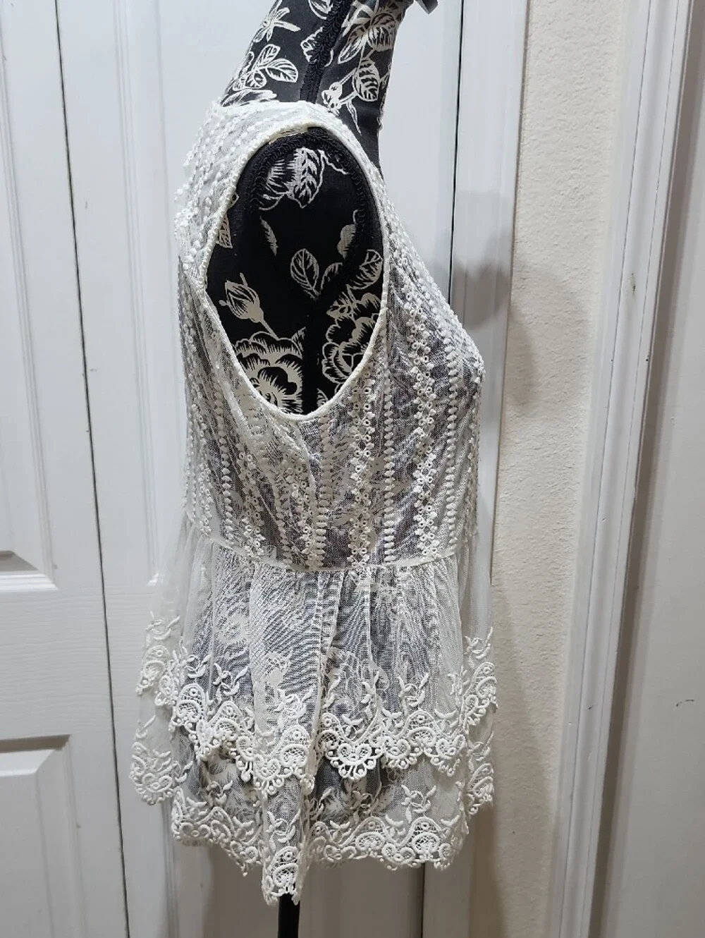Mesh Sleeveless Cream Peplum Top With Embroidery Design XS-M